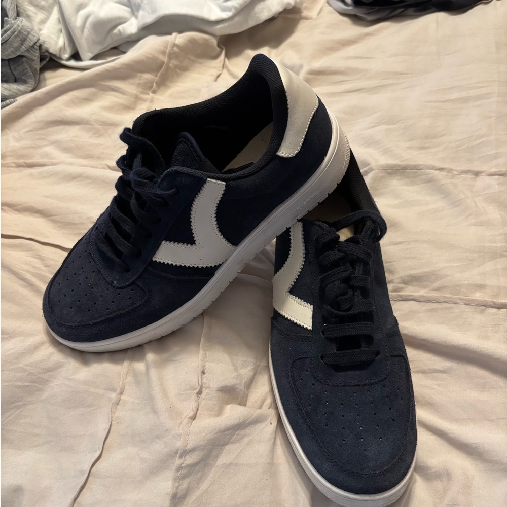 Victoria Navy and White Women's Sneakers